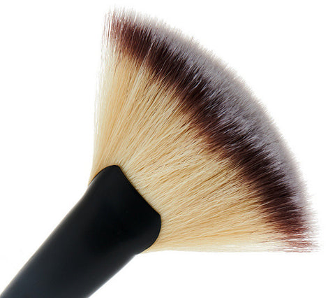 EVE PEARL 204 MicroSilk™ Dual Fan Highlighter Brush EVE PEARL 204 MicroSilk™ Dual Fan Highlighter Brush